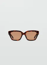Lentes de sol con armazón rectangular de carey y cristales marrones.