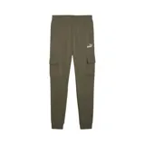 Pantalón de jogging color verde oliva con cintura elástica ajustable con cordón, bolsillos laterales tipo cargo con solapa y logo de Puma estampado en blanco en la pierna izquierda.