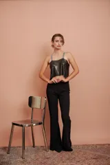 Top corto de malla color negro con breteles anchos con brillos.