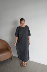 Vestido largo de viscosa color negro con estampado de lunares blancos, escote redondo y mangas cortas.