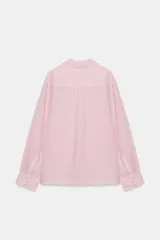 Camisa de lino 100% de la colección Zara Woman, color rosado, con cuello solapa, manga larga con puño, bolsillo de parche en el delantero y cierre frontal con botones.