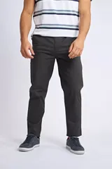 Pantalón chino de gabardina con corte regular, color gris oscuro. Presenta cierre frontal con botón y bolsillos laterales.