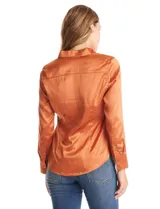 Camisa de satén color verde oliva, con cuello clásico, cierre frontal con botones metálicos y mangas largas con puños abotonados.