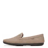 Mocasines Freeway Rutero Duna de color marrón, confeccionados 100% en cuero con costuras visibles hechas a mano. Presentan detalles elásticos en los laterales del empeine, un pequeño aplique metálico con el logo de la marca y suela de goma oscurecida.
