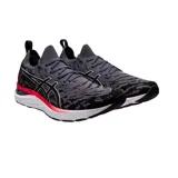 Championes de running Asics Gel-Cumulus 23 MK, color gris oscuro con detalles en negro, blanco y rosa. Presentan tecnología FlyteFoam en la entresuela para mayor amortiguación y un diseño de tejido superior transpirable.