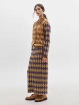 Falda midi de punto con estampado de rombos en tonos marrón y azul, corte recto y cintura elástica.