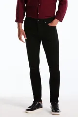 Pantalón de jean negro de corte slim fit, con diseño clásico de cinco bolsillos, presillas para cinturón y cierre frontal con botón y cremallera.