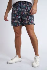 Short de baño con cintura elástica y cordón ajustable, confeccionado en tela ligera de secado rápido. Presenta un estampado botánico integral en tonos amarillos, blancos y azules, con dos bolsillos delanteros y uno posterior.