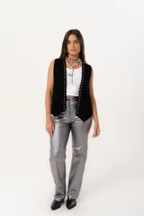 Pantalón plateado de tiro alto confeccionado en gabardina stretch metalizada, con bolsillos y cierre frontal con cremallera y botón.