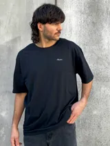 Remera negra de corte oversize con estampado en la espalda con la palabra "Perception" y un texto con mensajes motivacionales.