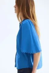 Blusa oversized azul de mezcla de algodón y viscosa, con cuello mao, botonadura frontal y mangas cortas abullonadas con terminación de broderie.