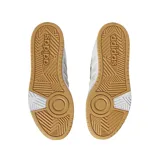 Championes Adidas Hoops 3.0 blancos con las tres tiras laterales en color beige.