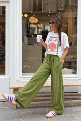 Pantalón palazo de lino verde militar, de corte amplio y fluido, con cintura elástica y cordón ajustable.