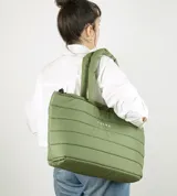 Bolso tipo tote acolchado de color verde oliva, con diseño de costuras horizontales y logo de la marca estampado en el frente. Cuenta con dos asas superiores reforzadas y cierre superior.