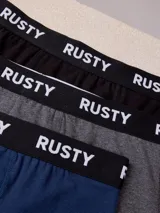 Pack de tres bóxers Rusty con banda elástica distintiva y logotipo de la marca.