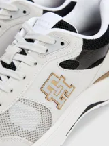 Zapatillas Tommy Hilfiger Modern Prep de running, color blanco con detalles en gris y logo TH en el lateral. Confeccionadas en gamuza y poliéster reciclado.