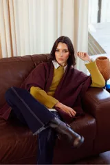 Jean de mezclilla azul oscuro con costuras contrastantes en blanco y terminación desflecada en el bajo. Corte recto o ligeramente acampanado.