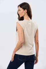 Musculosa de algodón color rosado con cuello redondo y diseño holgado.