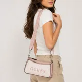 Cartera bandolera Guess modelo Holly, de diseño estructurado en tono rosado con monograma de la marca impreso. Presenta un compartimento principal con cierre, herrajes metálicos plateados y correa ajustable de tela grabada con el logotipo. Incluye además un estuche frontal desmontable con cierre.