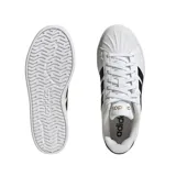 Championes Adidas de plataforma con diseño inspirado en el tenis clásico. Presentan un exterior de cuero sintético blanco con las icónicas tres tiras laterales en negro y detalle en el talón del mismo color. Cuentan con una suela de plataforma robusta y cómoda.