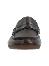 Mocasines de cuero marrón oscuro, con diseño clásico de tipo penny loafer, costuras visibles en el empeine y suela plana de goma.