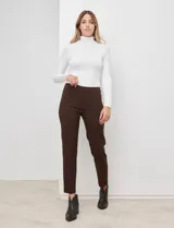 Pantalón recto color verde oliva, marca Zac & Rachel. Delantero con bolsillos inclinados y trasero con bolsillos ojal.