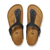 Sandalias Birkenstock modelo Gizeh, color negro, con tira de dedo y hebilla lateral ajustable.