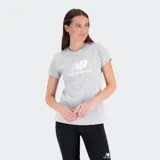 Remera de algodón gris melange con cuello redondo y mangas cortas. Presenta el logo de la marca estampado en blanco en el centro del pecho.