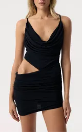 Vestido corto negro con escote drapeado, tirantes finos y diseño cut-out lateral en la cintura. Presenta un acabado fruncido en la parte inferior.