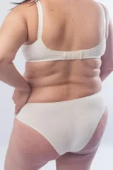 Bombacha maternal de tiro bajo, diseñada para calzar debajo de la panza, confeccionada en algodón elastizado con refuerzo de algodón en el fundillo.