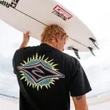 Remera de manga corta color negro con cuello redondo y un pequeño estampado gráfico de estilo abstracto y vibrante en el pecho.