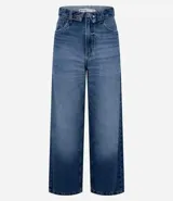Pantalón wide leg de denim azul con diseño de cintura doblada, cierre frontal con botón y cremallera, y bolsillos funcionales.