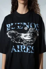 Remera negra de algodón con estampa frontal de un auto en blanco y celeste, con la leyenda "Buenos Aires" en celeste.