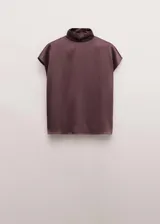 Blusa de seda con cuello alto y diseño sin mangas, de corte recto y acabado satinado.
