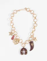 Collar con cadena gruesa dorada y dijes colgantes de corazón, estrella, herradura y cuerno.