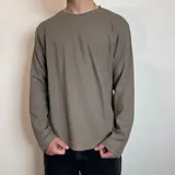 Buzo negro de micropanal con cuello redondo y mangas largas.