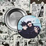 Pin metálico con ilustración de personajes del anime Jujutsu Kaisen.