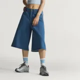 Shorts de denim estilo bermuda extragrande, de tiro alto y diseño holgado, con las clásicas franjas laterales de la marca.