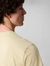 Remera de manga corta color amarillo claro, confeccionada en algodón liso. Presenta cuello redondo y el monograma de Calvin Klein bordado en el pecho.