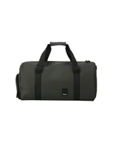 Bolso tipo duffel de diseño minimalista en color verde oliva, con correas de mano negras reforzadas y cierre superior. Cuenta con un pequeño parche con logo en la parte frontal.