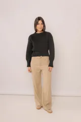 Pantalón de lino color beige, de corte recto, con bolsillos laterales y traseros.