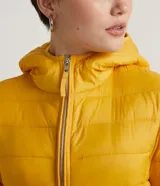 Campera puffer ultra ligera de Blue Steel, color rojo, con capucha, cierre frontal y bolsillos laterales con cremallera. Diseño acolchado con relleno sintético.