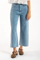 Jean de corte recto y tiro medio, confeccionado en denim de algodón con un toque de elastano. Presenta costuras verticales decorativas a lo largo de las piernas y un ruedo deshilachado.