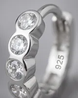 Aros tipo argolla pequeña de plata 925, decorados con una hilera de circonias engastadas.