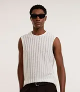 Musculosa de punto calado color blanco, de corte oversized y cuello redondo.