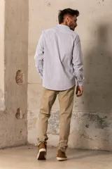 Camisa celeste de manga larga con cuello clásico y cierre frontal con botones.