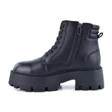 Bota de cuero sintético color negro, con caña media, cordones frontales y cierre lateral. Plataforma con suela track.