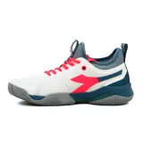 Championes de tenis Diadora modelo Match Point para mujer. Presentan una capellada de malla blanca con refuerzos sintéticos, detalles en color fucsia y azul petróleo, y suela de goma diseñada para superficies de tenis.