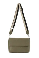 Bandolera de cuero sintético negro con solapa frontal y herrajes plateados. Incluye una correa ajustable y extraíble con diseño de rayas en tonos beige y negro.