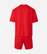 Pijama corto de hombre confeccionado en algodón, compuesto por una remera de manga corta con cuello redondo y estampa frontal de Rayo McQueen, y una bermuda roja a juego con cintura elástica.